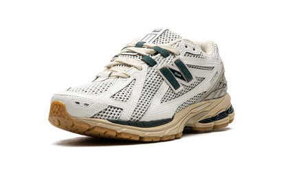 NB 1906R "Kith- Black"