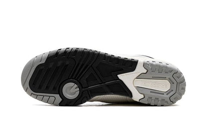 NB 550 VINTAGE WHITE BLACK