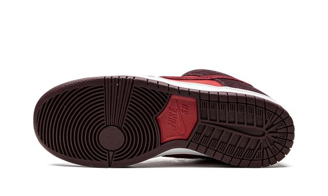 NK SB Dunk Low Cherry 