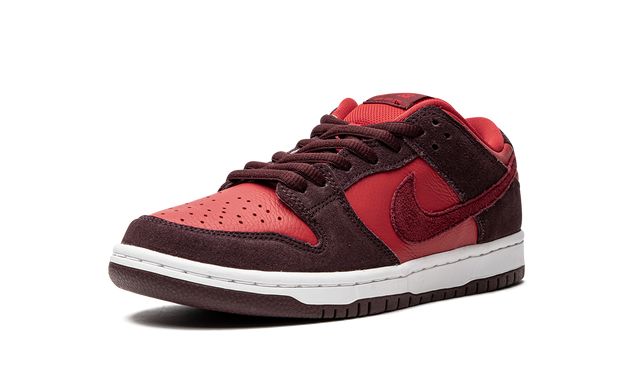NK SB Dunk Low Cherry 